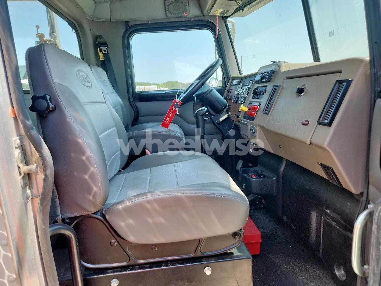 Photo 5 of 2008 PETERBILT 340 (VIN 2NPRLN9X88M748708)