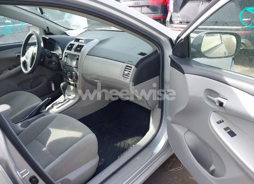 Photo 5 of 2013 Toyota Corolla LE (VIN 2T1BU4EE0DC012900)