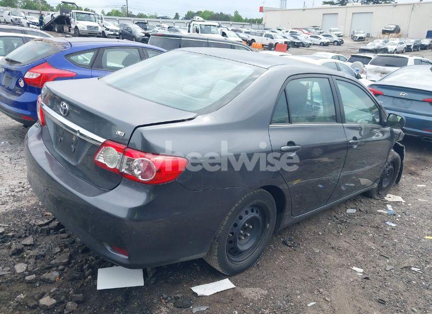 Photo 4 of 2013 Toyota Corolla LE (VIN 2T1BU4EE0DC069193)