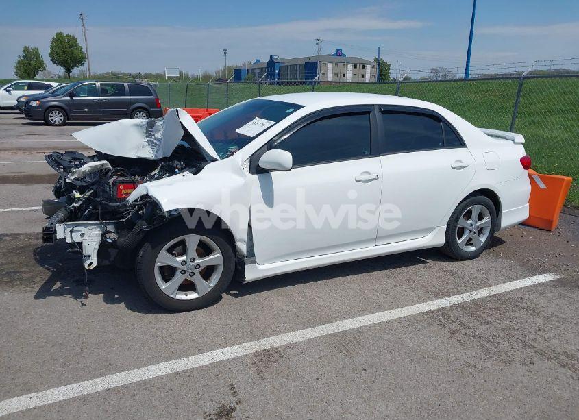 Photo 2 of 2013 Toyota Corolla S (VIN 2T1BU4EE0DC100233)