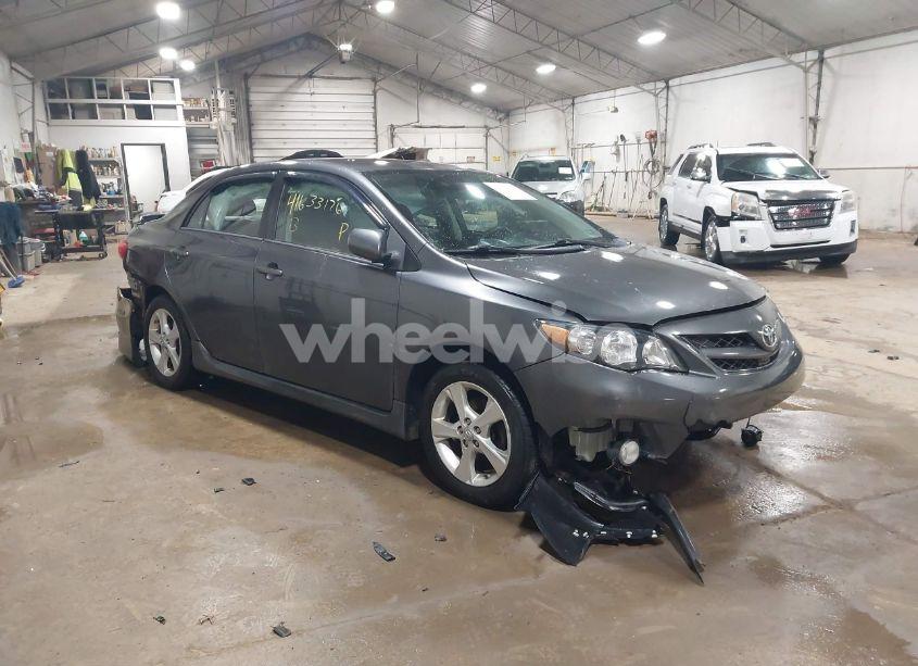 2013 Toyota Corolla S (VIN 2T1BU4EE0DC925835) main photo