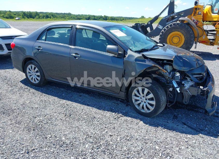 2013 Toyota Corolla LE (VIN 2T1BU4EE1DC070367) main photo