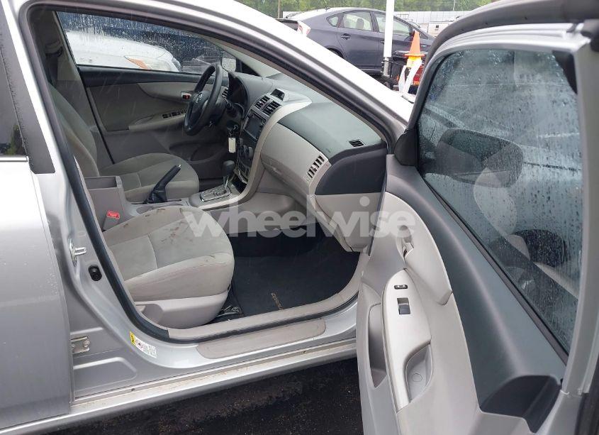 Photo 5 of 2013 Toyota Corolla LE (VIN 2T1BU4EE3DC082262)