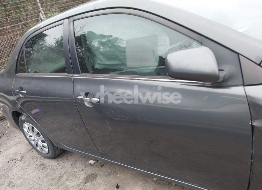 Photo 13 of 2013 Toyota Corolla LE (VIN 2T1BU4EE3DC930091)