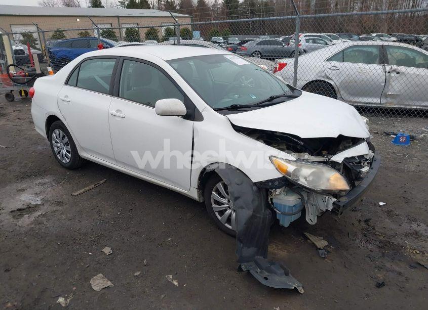 2013 Toyota Corolla LE (VIN 2T1BU4EE4DC068712) main photo