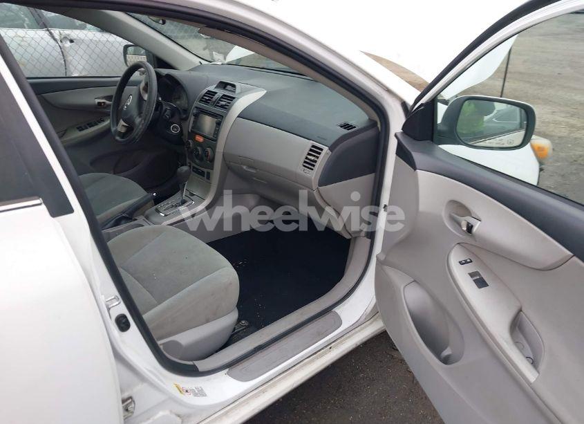 Photo 5 of 2013 Toyota Corolla LE (VIN 2T1BU4EE4DC068712)