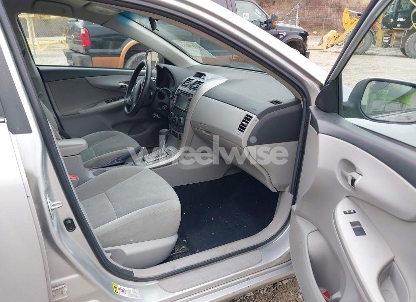 Photo 5 of 2013 Toyota Corolla LE (VIN 2T1BU4EE4DC968588)