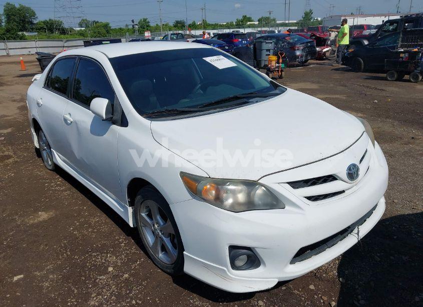 2013 Toyota Corolla S (VIN 2T1BU4EE5DC952447) main photo
