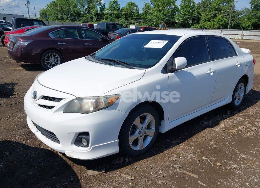 Photo 2 of 2013 Toyota Corolla S (VIN 2T1BU4EE5DC952447)