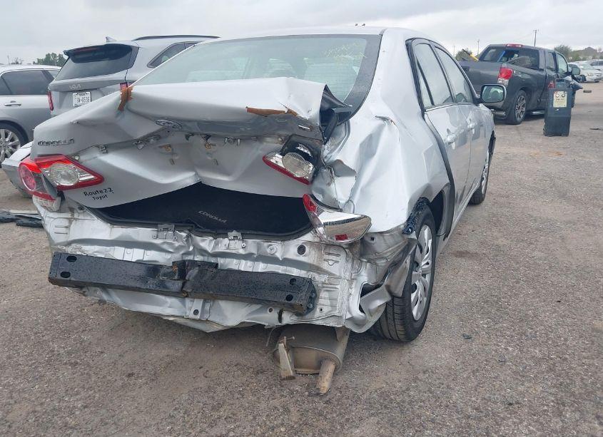 Photo 4 of 2013 Toyota Corolla LE (VIN 2T1BU4EE6DC088153)