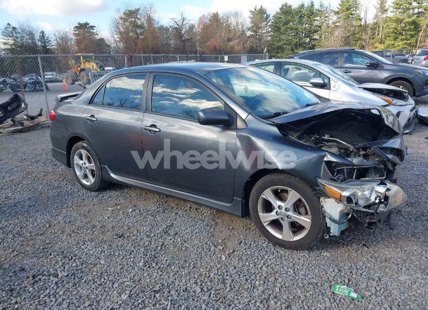 2013 Toyota Corolla S (VIN 2T1BU4EE6DC947399) main photo