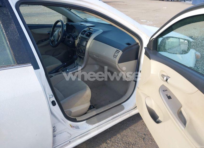 Photo 5 of 2013 Toyota Corolla LE (VIN 2T1BU4EE8DC045403)