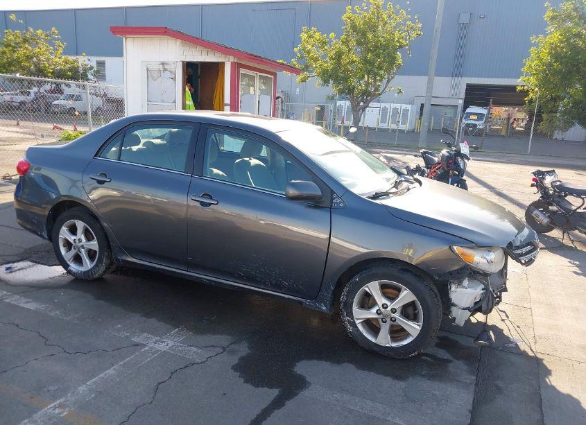 2013 Toyota Corolla LE (VIN 2T1BU4EE8DC114705) main photo