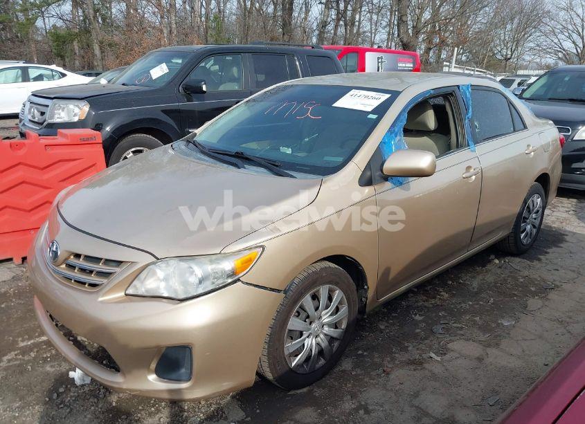 Photo 2 of 2013 Toyota Corolla LE (VIN 2T1BU4EE9DC970918)
