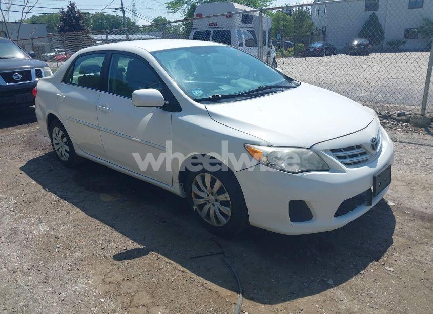 2013 Toyota Corolla LE (VIN 2T1BU4EEXDC084624) main photo
