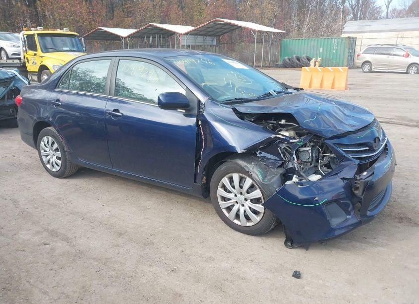 2013 Toyota Corolla LE (VIN 2T1BU4EEXDC941797) main photo