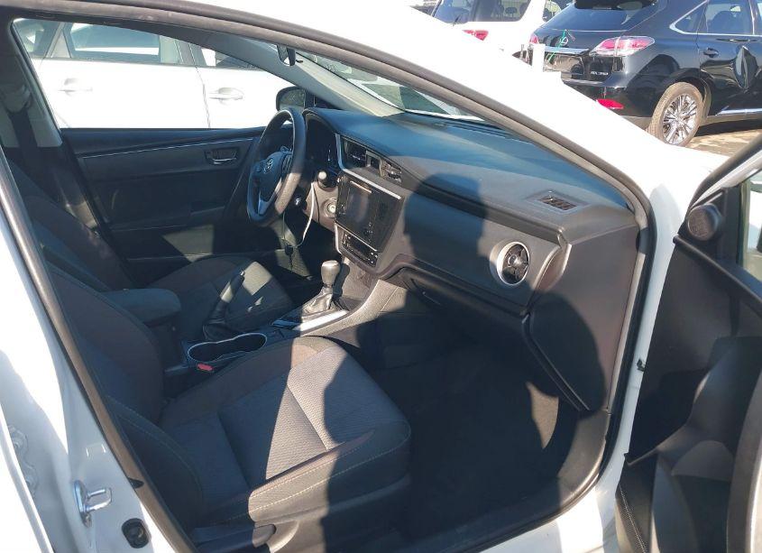 Photo 5 of 2018 Toyota Corolla LE (VIN 2T1BURHE0JC055511)