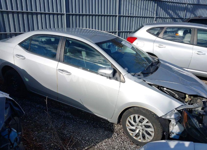 2018 Toyota Corolla LE (VIN 2T1BURHE0JC062197) main photo