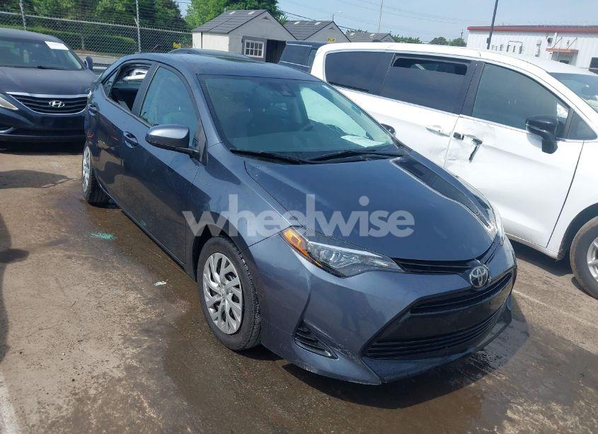 2018 Toyota Corolla LE (VIN 2T1BURHE0JC069246) main photo
