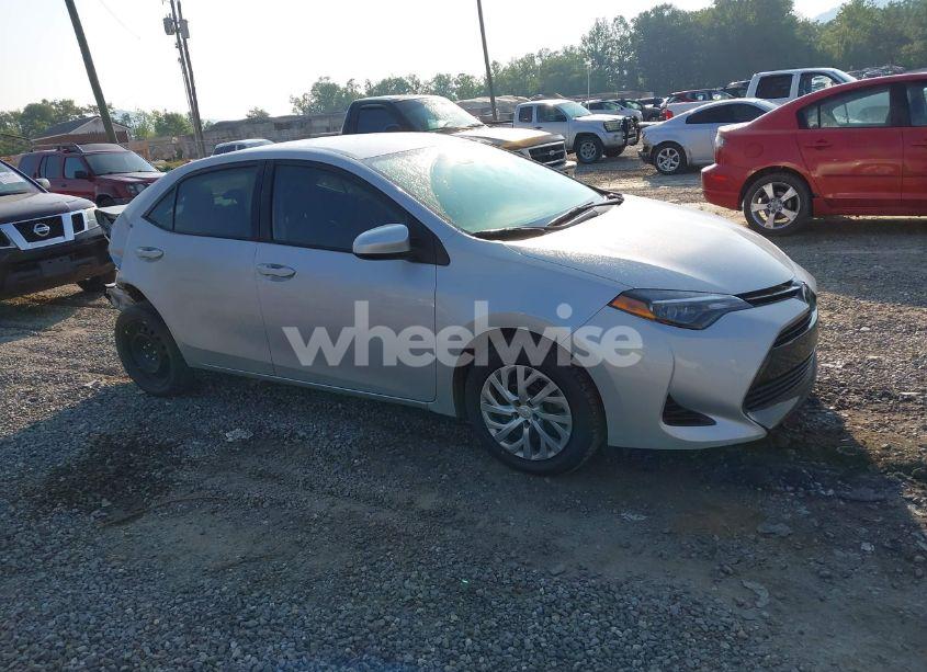 2018 Toyota Corolla LE (VIN 2T1BURHE0JC117814) main photo
