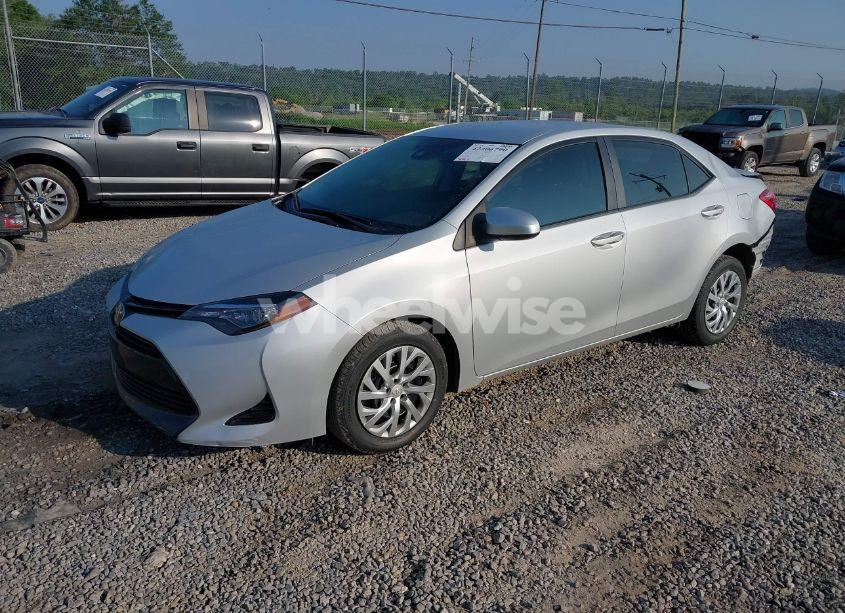 Photo 2 of 2018 Toyota Corolla LE (VIN 2T1BURHE0JC117814)