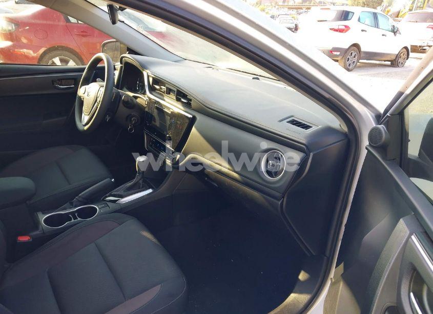 Photo 5 of 2018 Toyota Corolla LE (VIN 2T1BURHE0JC117814)