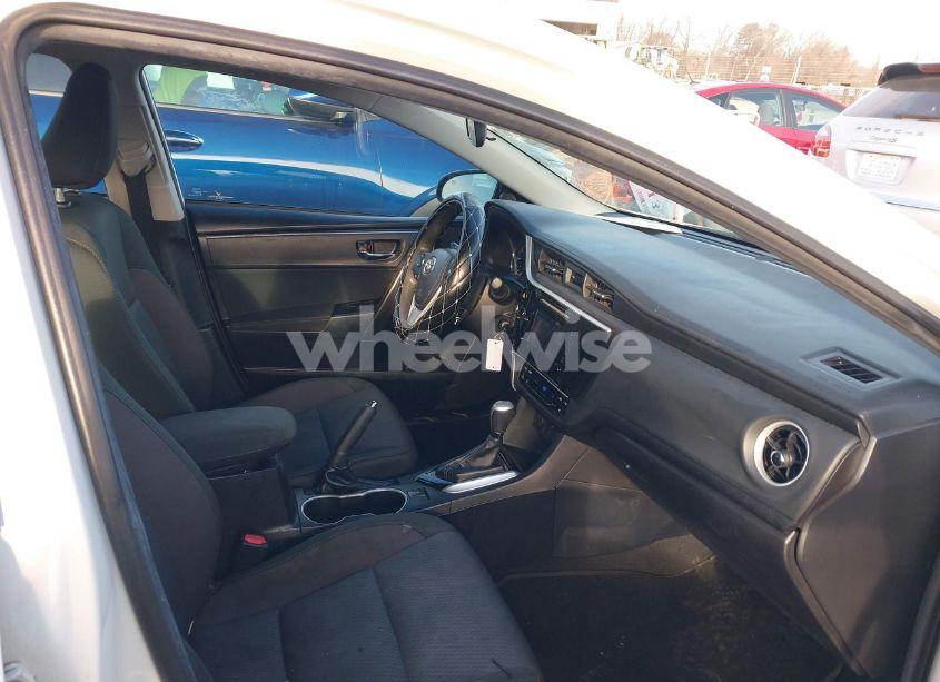 Photo 5 of 2018 Toyota Corolla L/LE/XLE/SE/XSE (VIN 2T1BURHE0JC117960)