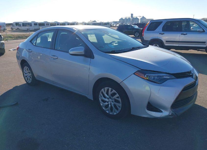2018 Toyota Corolla LE (VIN 2T1BURHE0JC122530) main photo