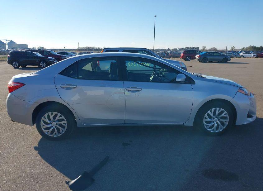Photo 13 of 2018 Toyota Corolla LE (VIN 2T1BURHE0JC122530)