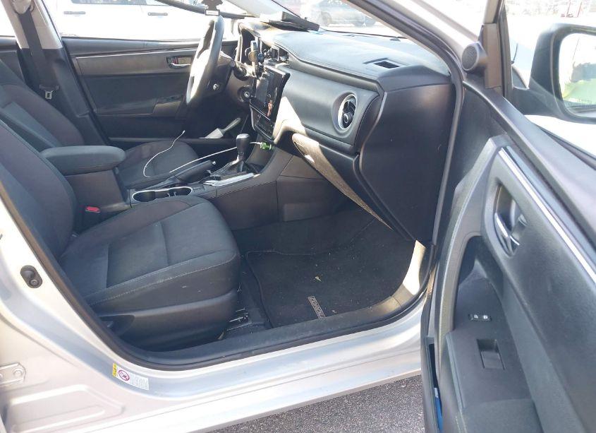 Photo 5 of 2018 Toyota Corolla LE (VIN 2T1BURHE0JC122530)