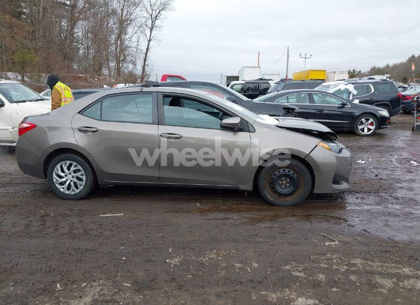 Photo 13 of 2019 Toyota Corolla LE (VIN 2T1BURHE0KC154086)