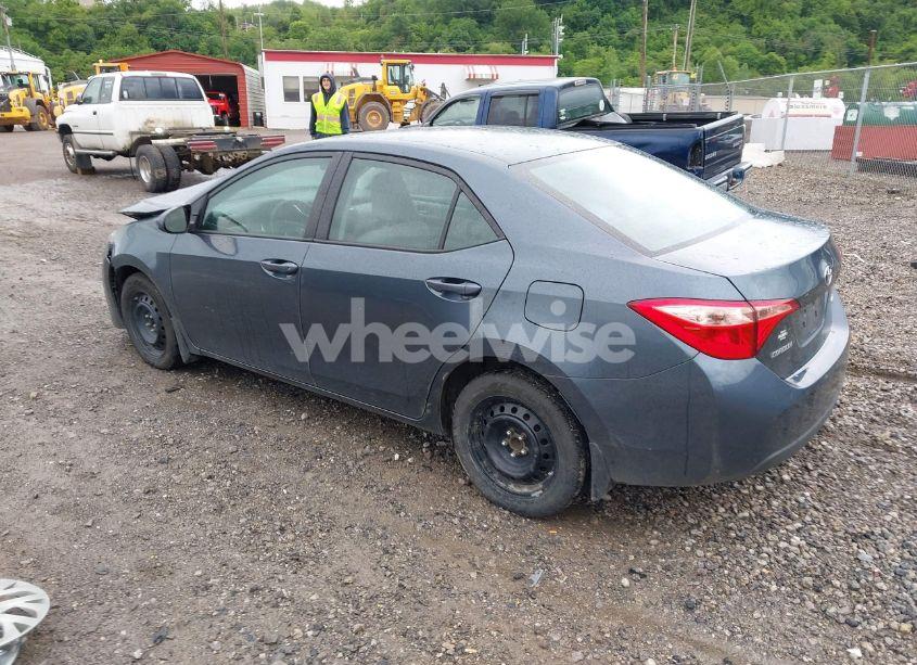 Photo 3 of 2019 Toyota Corolla LE (VIN 2T1BURHE0KC167730)