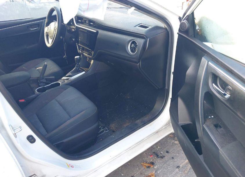 Photo 5 of 2019 Toyota Corolla LE (VIN 2T1BURHE0KC176296)