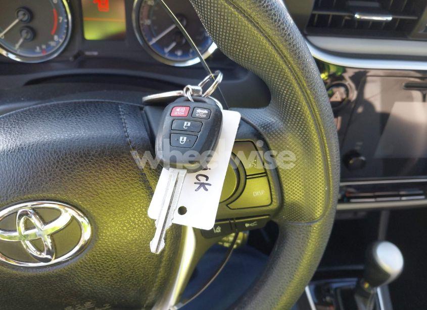 Photo 11 of 2019 Toyota Corolla LE (VIN 2T1BURHE0KC187315)