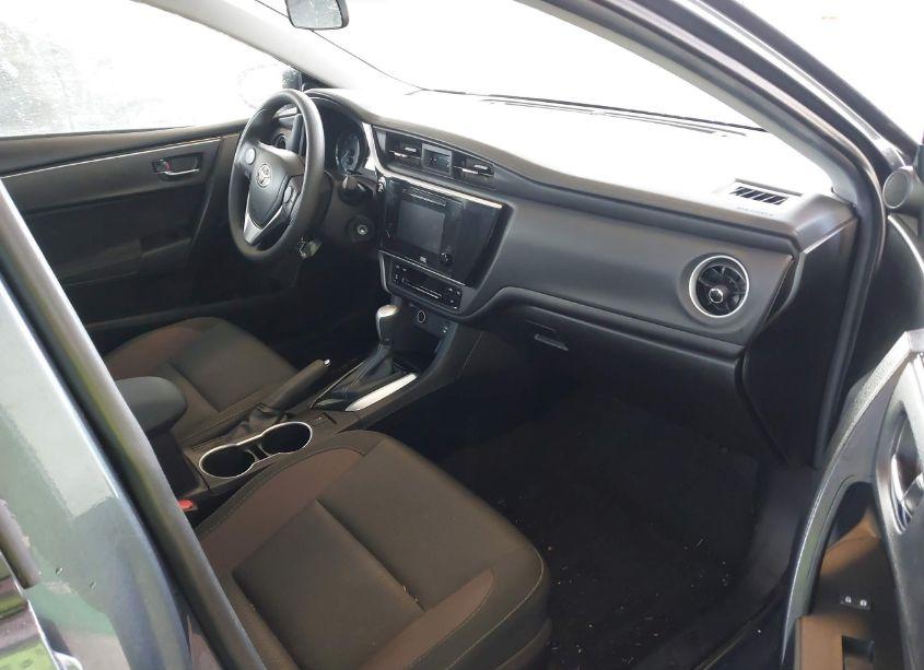 Photo 5 of 2019 Toyota Corolla LE (VIN 2T1BURHE0KC194829)