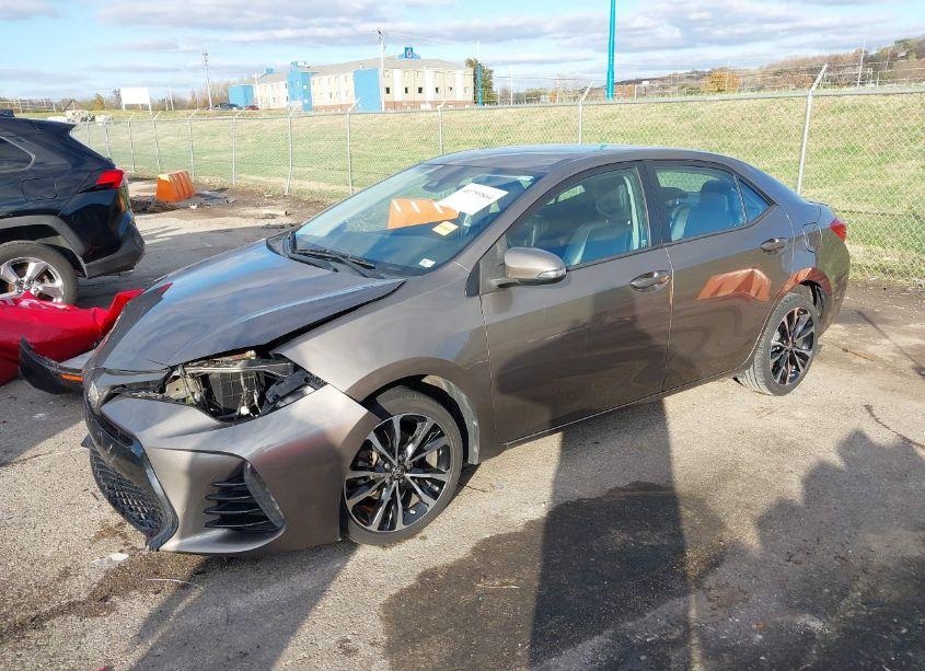 Photo 2 of 2017 Toyota Corolla SE (VIN 2T1BURHE1HC779962)
