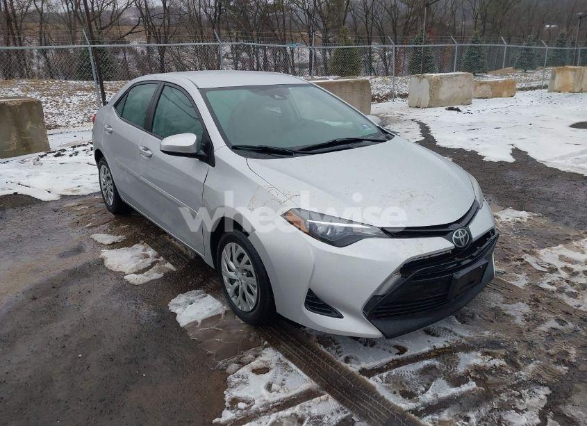 2018 Toyota Corolla LE (VIN 2T1BURHE1JC002025) main photo