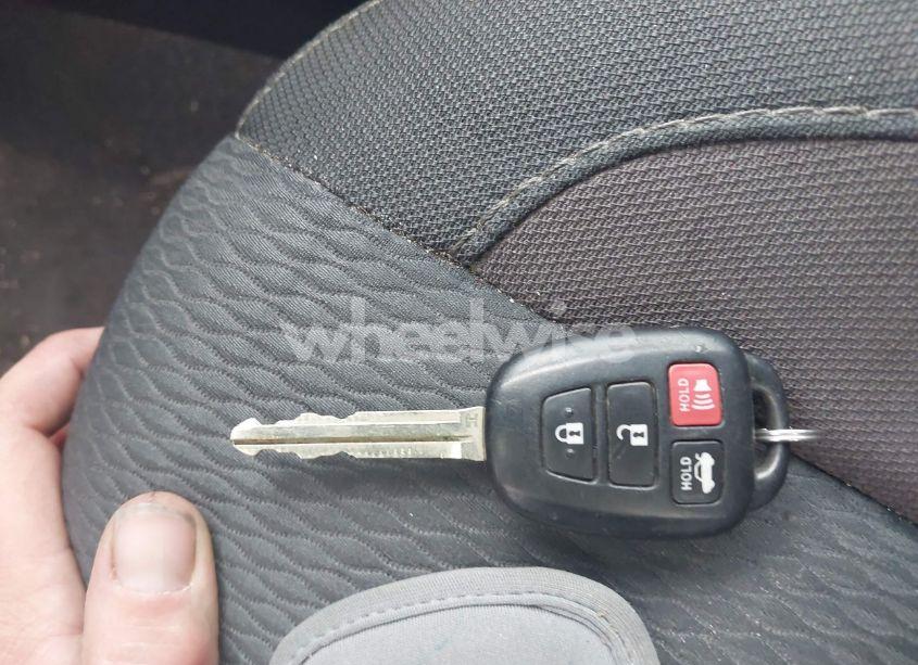 Photo 11 of 2018 Toyota Corolla LE (VIN 2T1BURHE1JC003661)