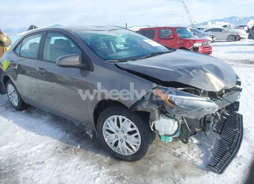 2018 Toyota Corolla LE (VIN 2T1BURHE1JC009489) main photo