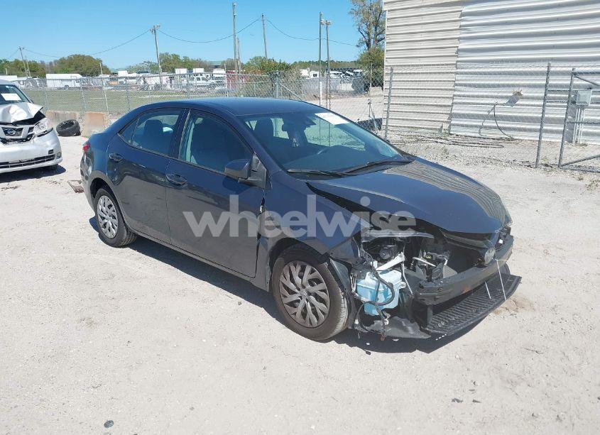 2018 Toyota Corolla LE (VIN 2T1BURHE1JC015700) main photo