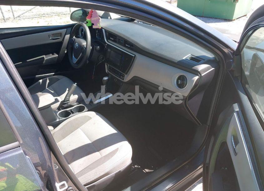 Photo 5 of 2018 Toyota Corolla LE (VIN 2T1BURHE1JC015700)