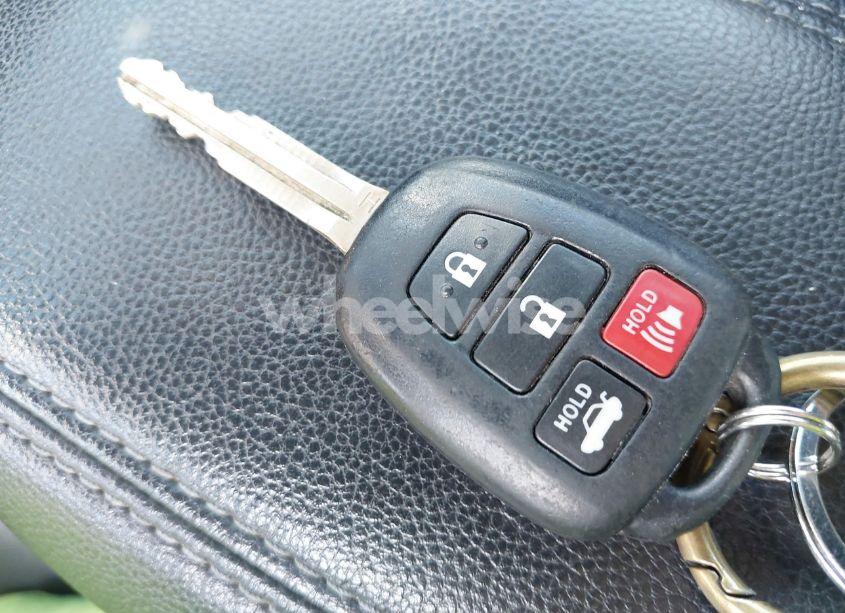 Photo 11 of 2018 Toyota Corolla SE (VIN 2T1BURHE1JC031797)