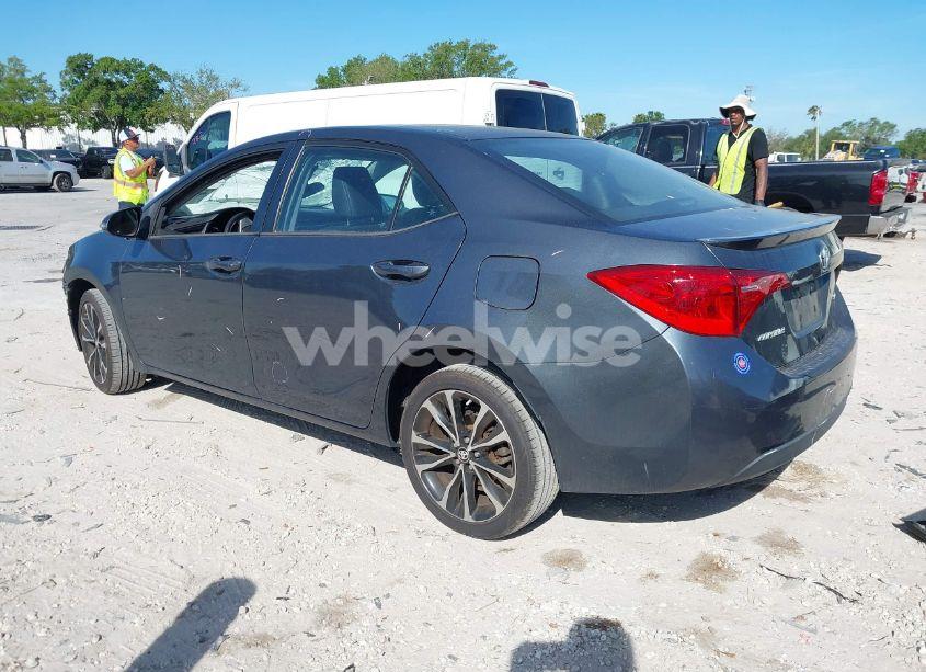 Photo 3 of 2018 Toyota Corolla SE (VIN 2T1BURHE1JC031797)