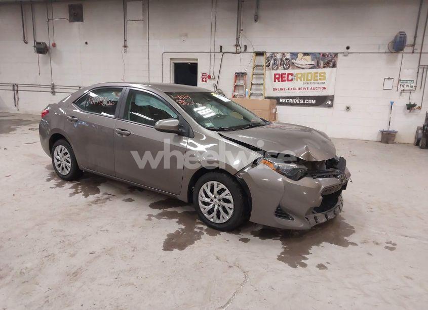 2018 Toyota Corolla LE (VIN 2T1BURHE1JC041200) main photo