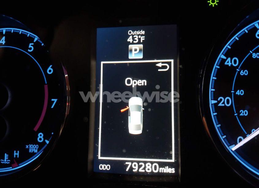 Photo 15 of 2018 Toyota Corolla SE (VIN 2T1BURHE1JC041875)