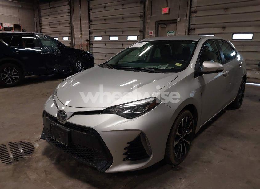 Photo 2 of 2018 Toyota Corolla SE (VIN 2T1BURHE1JC041875)