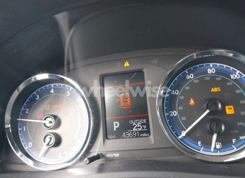 Photo 15 of 2018 Toyota Corolla LE (VIN 2T1BURHE1JC046395)