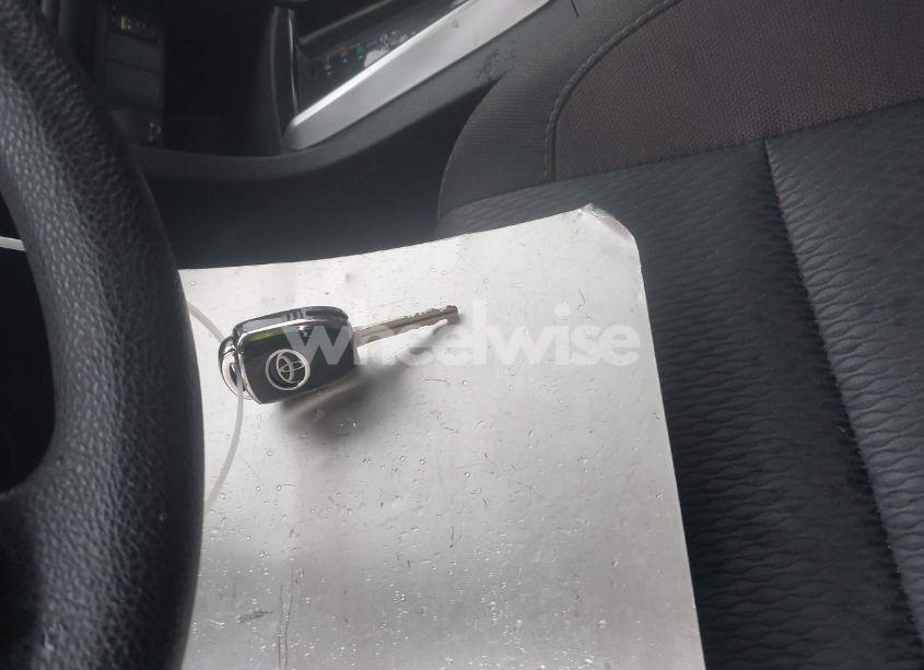 Photo 12 of 2018 Toyota Corolla LE (VIN 2T1BURHE1JC051841)