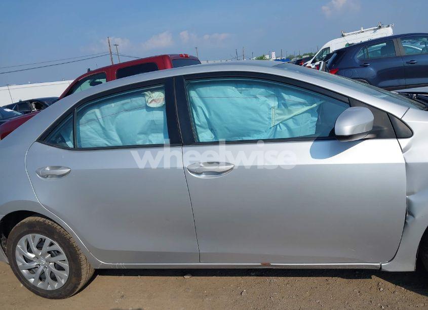 Photo 13 of 2018 Toyota Corolla LE (VIN 2T1BURHE1JC054691)