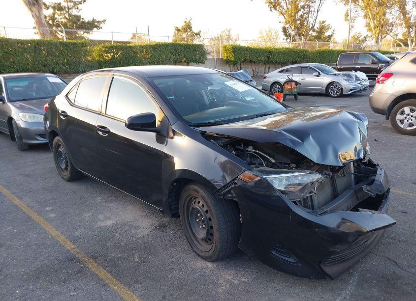 2018 Toyota Corolla LE (VIN 2T1BURHE1JC055288) main photo